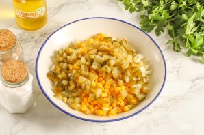 Салат с тунцом и кукурузой в тарталетках - фото шаг 4