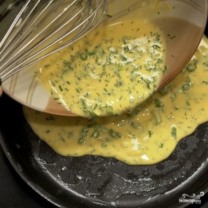 Омлет со сметаной и сыром - фото шаг 5