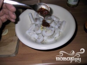 Летний салат из кальмаров - фото шаг 3