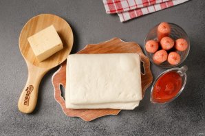 Сосиски в тесте "По-новому" с кетчупом и сыром - фото шаг 1