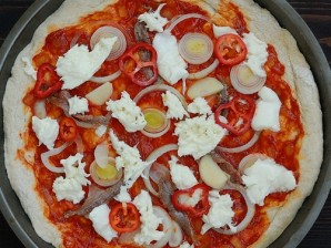 Пицца с анчоусами в мультиварке - фото шаг 5