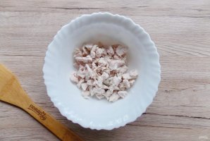 Салат с курицей, грибами и солёными огурцами - фото шаг 5