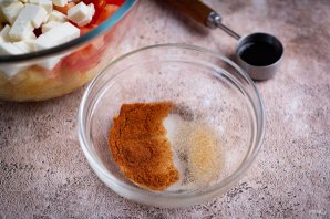 Салат с сыром, ананасом и помидорами - фото шаг 7