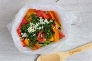 Малосольные овощи в пакете - фото шаг 6