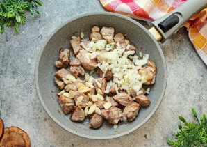 Свинина с кабачками и помидорами - фото шаг 3