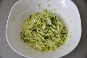 Салат из молодой зелёной капусты - фото шаг 4