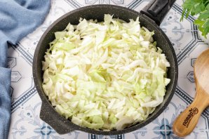 Заливной пирог с капустой на кефире - фото шаг 2