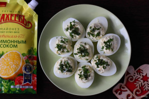 Фаршированные яйца с майонезом "Махеевъ" - фото шаг 7
