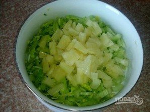 Салат из сельдерея с ананасом - фото шаг 2