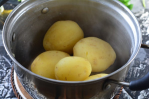 Молодой картофель с помидорами - фото шаг 3