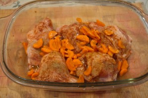 Курица с морковкой в духовке - фото шаг 3