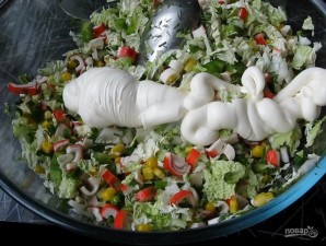 Салат из крабовых палочек и капусты с укропом - фото шаг 6