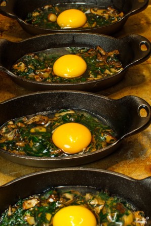 Яичница со шпинатом и грибами в духовке - фото шаг 4