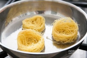 Гнезда из макарон на сковороде - фото шаг 1