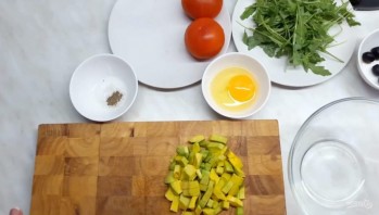 Вкусный салат из авокадо с яйцом пашот - фото шаг 1