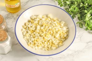 Салат с тунцом и кукурузой в тарталетках - фото шаг 2