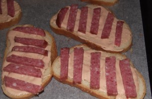 Бутерброды с копченой колбасой - фото шаг 1