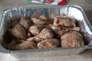 Запеченные куриные окорочка в маринаде с клюквенным джемом - фото шаг 5