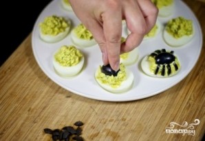 Фаршированные яйца-пауки на Хэллоуин - фото шаг 3