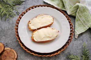 Бутерброды с маслом и сыром - фото шаг 3