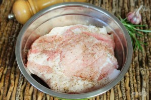 Свиная корейка с розмарином и чесноком в духовке - фото шаг 3