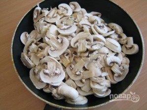Пирог-перевертыш с грибами, фаршем и рисом - фото шаг 2