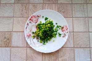 Слоёный салат "Нежность" с крабовыми палочками - фото шаг 4