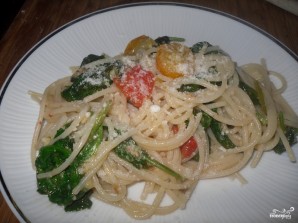 Спагетти со шпинатом и помидорами - фото шаг 3