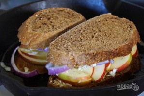 Сэндвич с сыром, яблоком и луком - фото шаг 2