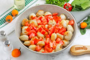 Пельмени с помидорами на сковороде - фото шаг 4