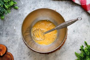 Салат с курицей, омлетом и корейской морковью - фото шаг 4