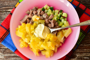 Салат с языком и картофелем - фото шаг 7