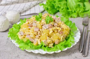 Салат с копчёной курицей и ананасами - фото шаг 8