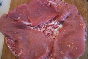 Мясо в панировке на сковороде - фото шаг 1