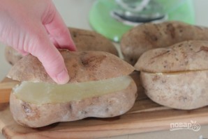 Печеный картофель в духовке в фольге - фото шаг 2