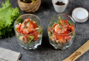 Салат с морепродуктами и красной икрой - фото шаг 6