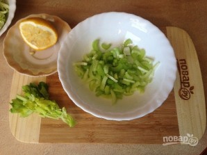 Свежий салат с сельдереем, яблоком и клюквой - фото шаг 2