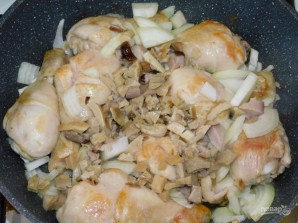 Куриные голени в луково-грибном соусе - фото шаг 2