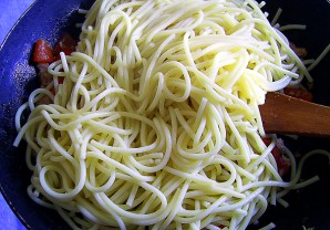 Спагетти с тунцом - фото шаг 5