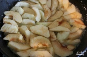 Яблочный пирог на сковороде - фото шаг 3