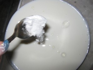 Блинчики на молоке и сметане - фото шаг 2