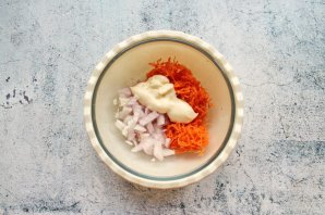 Треска с морковью и луком в духовке - фото шаг 3