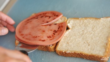 Бутерброды с вареной колбасой - фото шаг 2