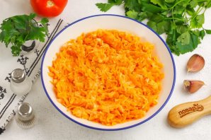 Салат из моркови с чесноком - фото шаг 7