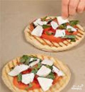 Пицца с помидорами и моцареллой - фото шаг 6