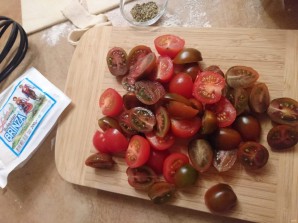 Слойки с брынзой и помидорами - фото шаг 1
