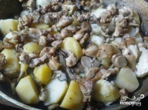 Картофель с грибами и курицей - фото шаг 4