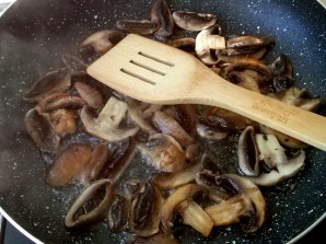 Картофель с грибами на сковороде - фото шаг 8