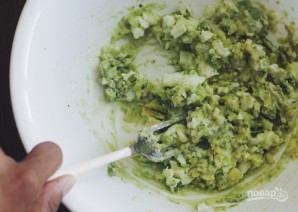 Салат из авокадо и яичного белка - фото шаг 3