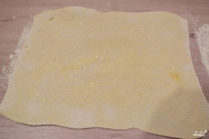 Ушки из слоеного теста с сахаром - фото шаг 2